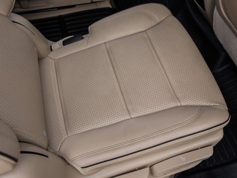 Used 2023 Cadillac Escalade Premium Luxury image 36