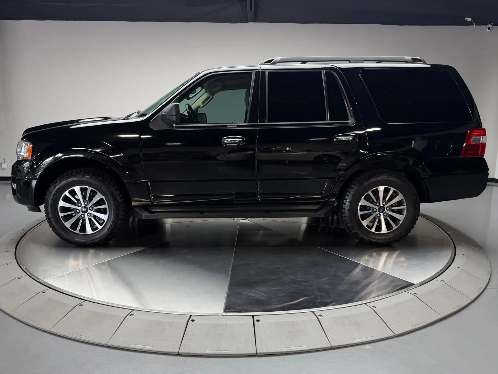 Used 2017 Ford Expedition XLT w/ Equipment Group 202A RWD image 11