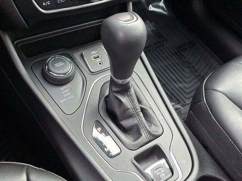 Certified 2021 Jeep Cherokee Latitude Plus w/ Sun & Sound Group image 15