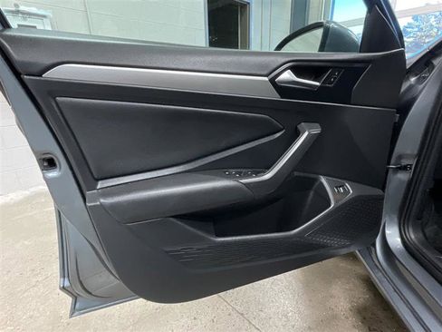 Used 2020 Volkswagen Jetta SE image 9