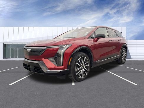 Certified 2025 Cadillac Optiq Sport 2 w/ LPO, Floor Liner Package AWD/4WD image 4