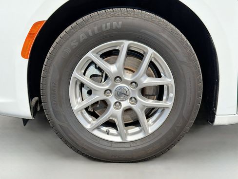 Used 2024 Chrysler Pacifica Touring-L image 37