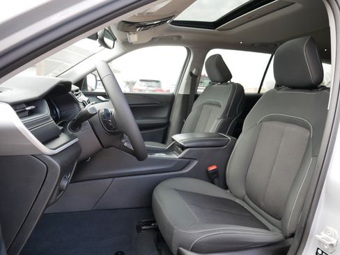 Used 2023 Jeep Grand Cherokee L Laredo image 33