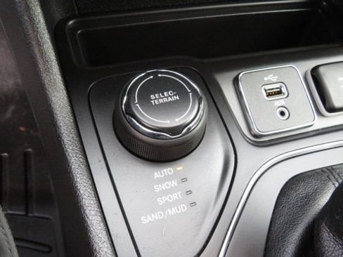 Used 2019 Jeep Cherokee Latitude Plus w/ Comfort/Convenience Group image 19