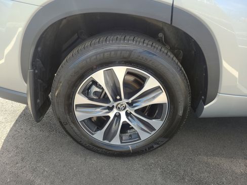 Certified 2025 Toyota Highlander XLE image 11