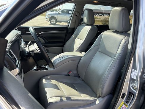 Used 2017 Toyota Highlander Limited Platinum FWD image 12