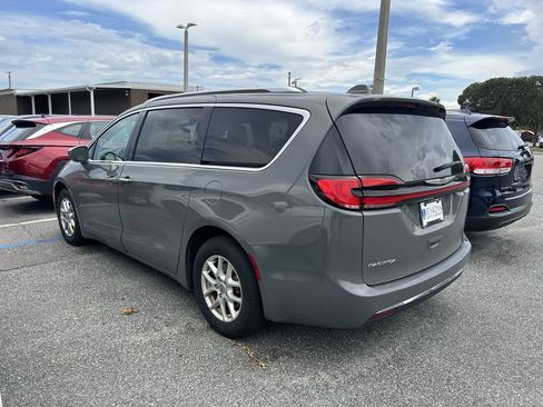 Used 2021 Chrysler Pacifica Touring-L FWD image 5