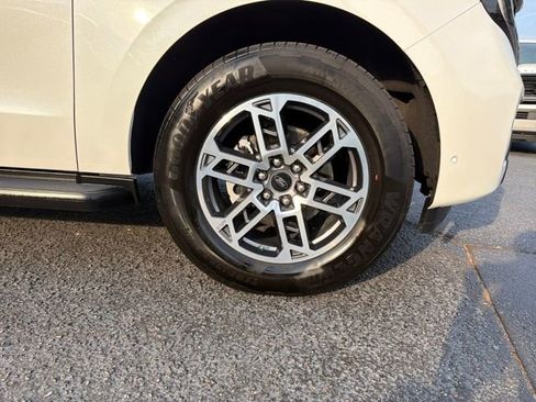 Used 2025 Ford Expedition Active image 31