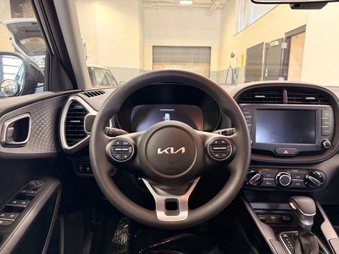 Used 2025 Kia Soul LX w/ LX Technology Package FWD image 23