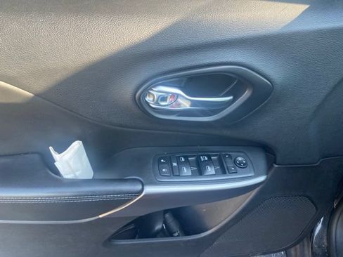 Used 2019 Jeep Cherokee Latitude w/ Popular Appearance Group FWD image 7