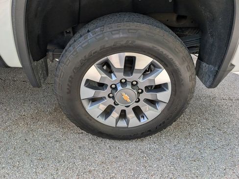 Used 2024 Chevrolet Silverado 2500 LT image 13