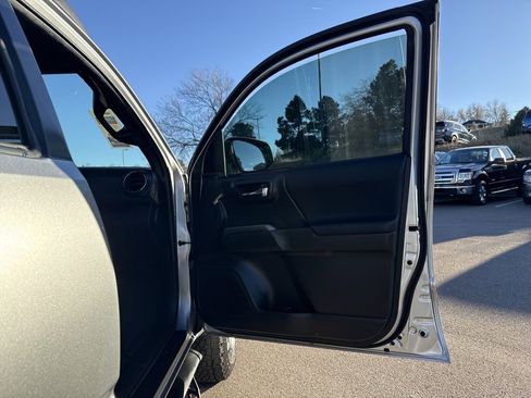 Used 2022 Toyota Tacoma TRD Off-Road image 28