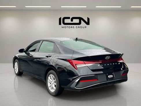 Used 2024 Hyundai Elantra SE FWD image 3
