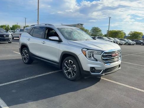 Used 2022 GMC Terrain SLT w/ Infotainment Package II AWD/4WD image 2