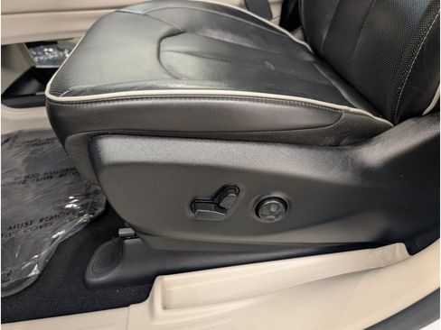 Used 2023 Chrysler Pacifica Limited FWD image 8