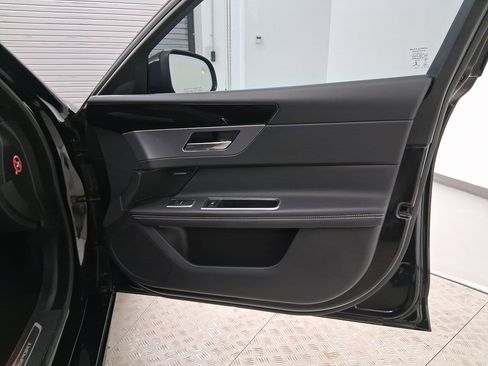 Used 2017 Jaguar XF R-Sport image 31