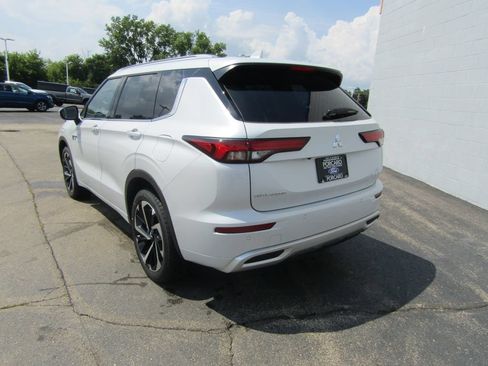 Used 2025 Mitsubishi Outlander 4WD Plug-In Hybrid image 4