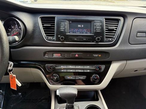 Used 2018 Kia Sedona L image 20