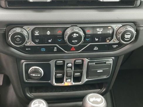 Used 2024 Jeep Wrangler Unlimited Sahara AWD/4WD image 17