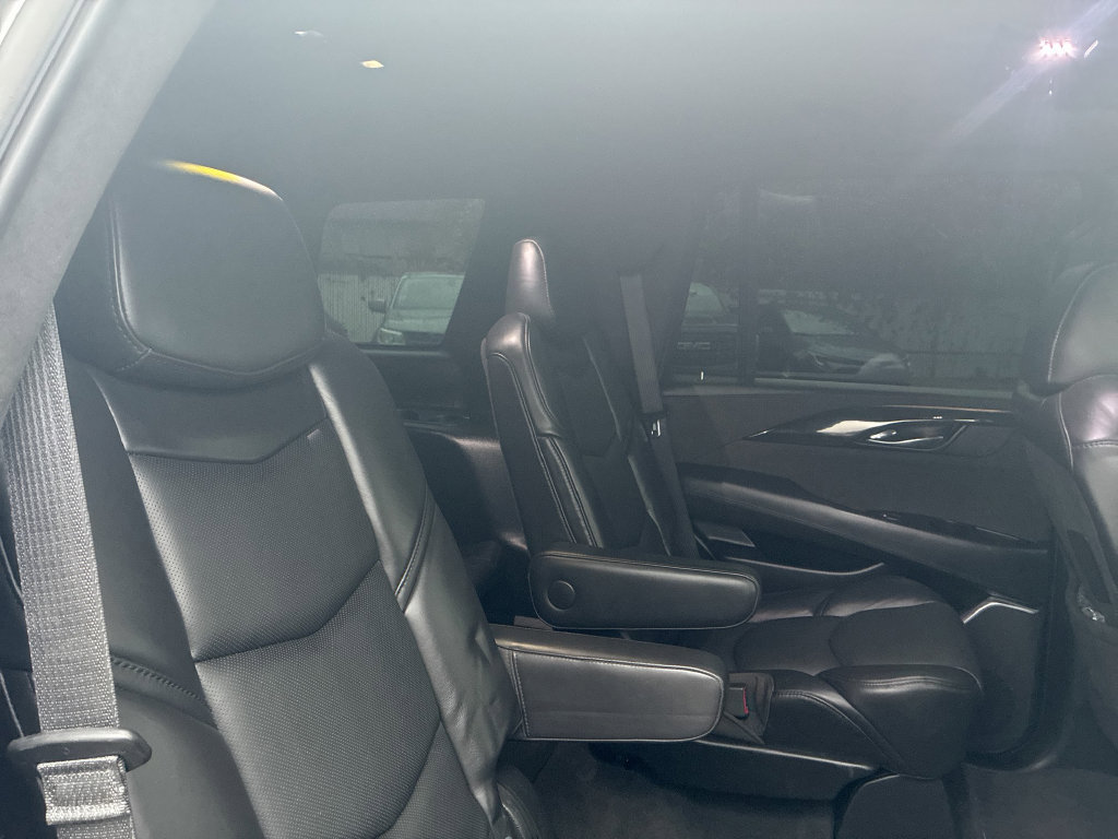 Used 2020 Cadillac Escalade Platinum w/ Escalade Sport Edition AWD/4WD image 30