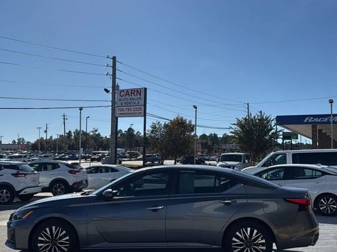 Used 2023 Nissan Altima 2.5 SV w/ SV Premium Package image 3
