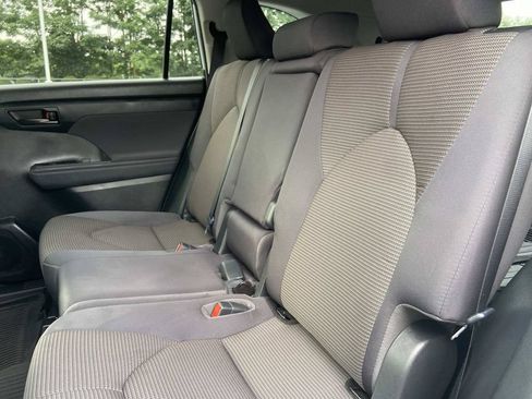 Used 2023 Toyota Highlander LE FWD image 17