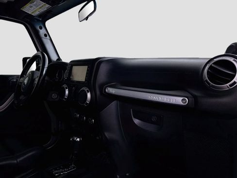 Used 2012 Jeep Wrangler Unlimited Sahara w/ Connectivity Group AWD/4WD image 27