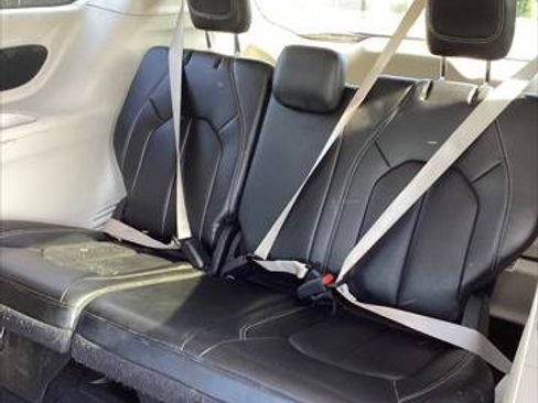 Used 2023 Chrysler Pacifica Touring-L FWD image 14