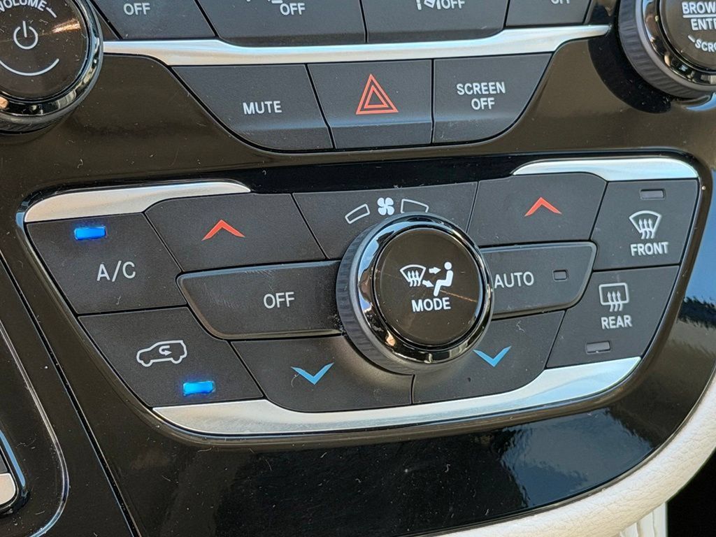 Used 2024 Chrysler Pacifica Limited w/ Uconnect Theater Family Group FWD image 31