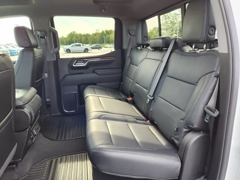 Used 2025 GMC Sierra 1500 SLE w/ Preferred Package AWD/4WD image 12