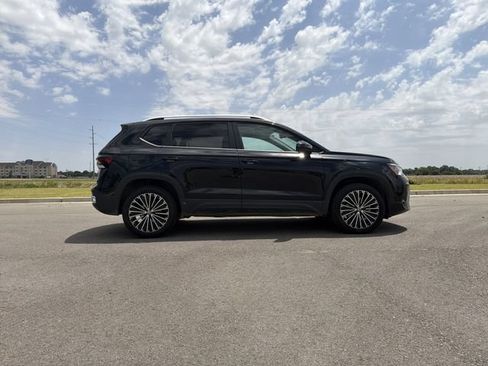 Used 2025 Volkswagen Taos SE FWD image 6