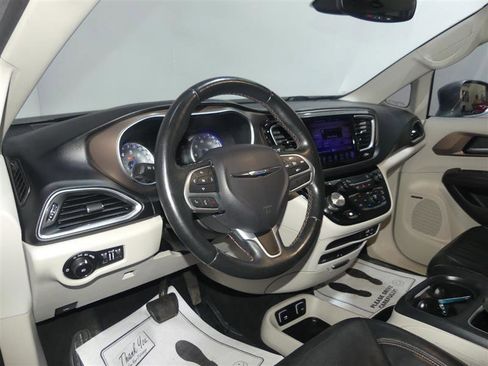 Used 2017 Chrysler Pacifica Touring-L Plus image 23