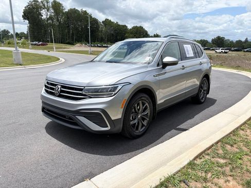 Used 2023 Volkswagen Tiguan SE w/ Panoramic Sunroof Package FWD image 3