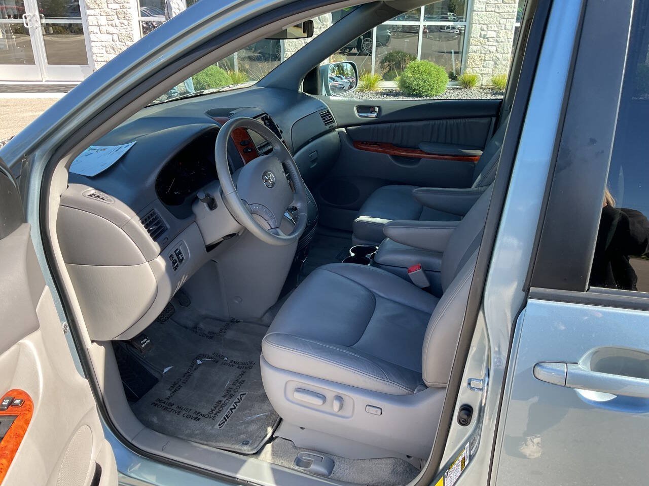 Used 2010 Toyota Sienna XLE w/ Towing Prep Pkg FWD image 14