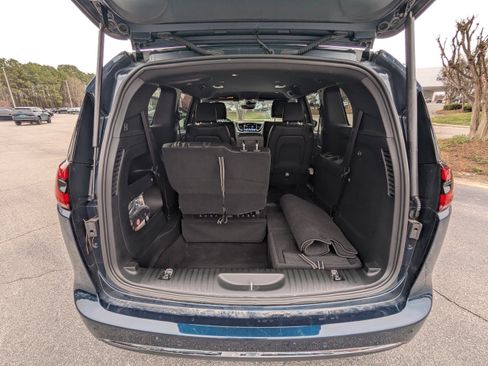 Used 2025 Chrysler Pacifica Select image 15
