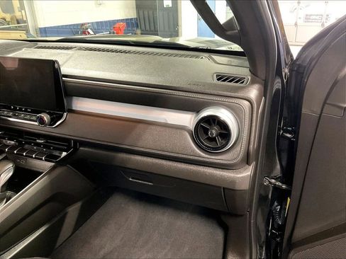 Used 2023 Chevrolet Colorado LT w/ LT Convenience Package AWD/4WD image 13