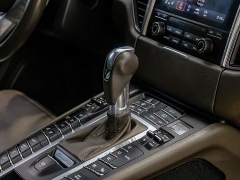 Used 2018 Porsche Macan Sport Edition AWD/4WD image 32