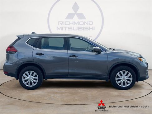 Used 2019 Nissan Rogue S image 2