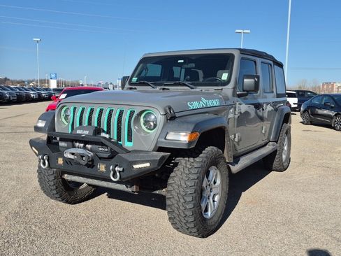 Used 2018 Jeep Wrangler Unlimited Sport image 6