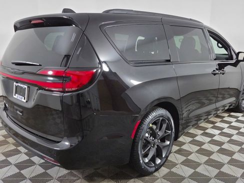 New 2026 Chrysler Pacifica Select image 7
