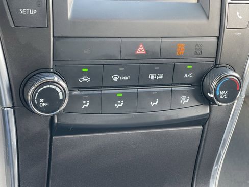 Used 2016 Toyota Camry LE image 29