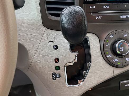 Used 2012 Toyota Sienna LE w/ Towing Pkg FWD image 16