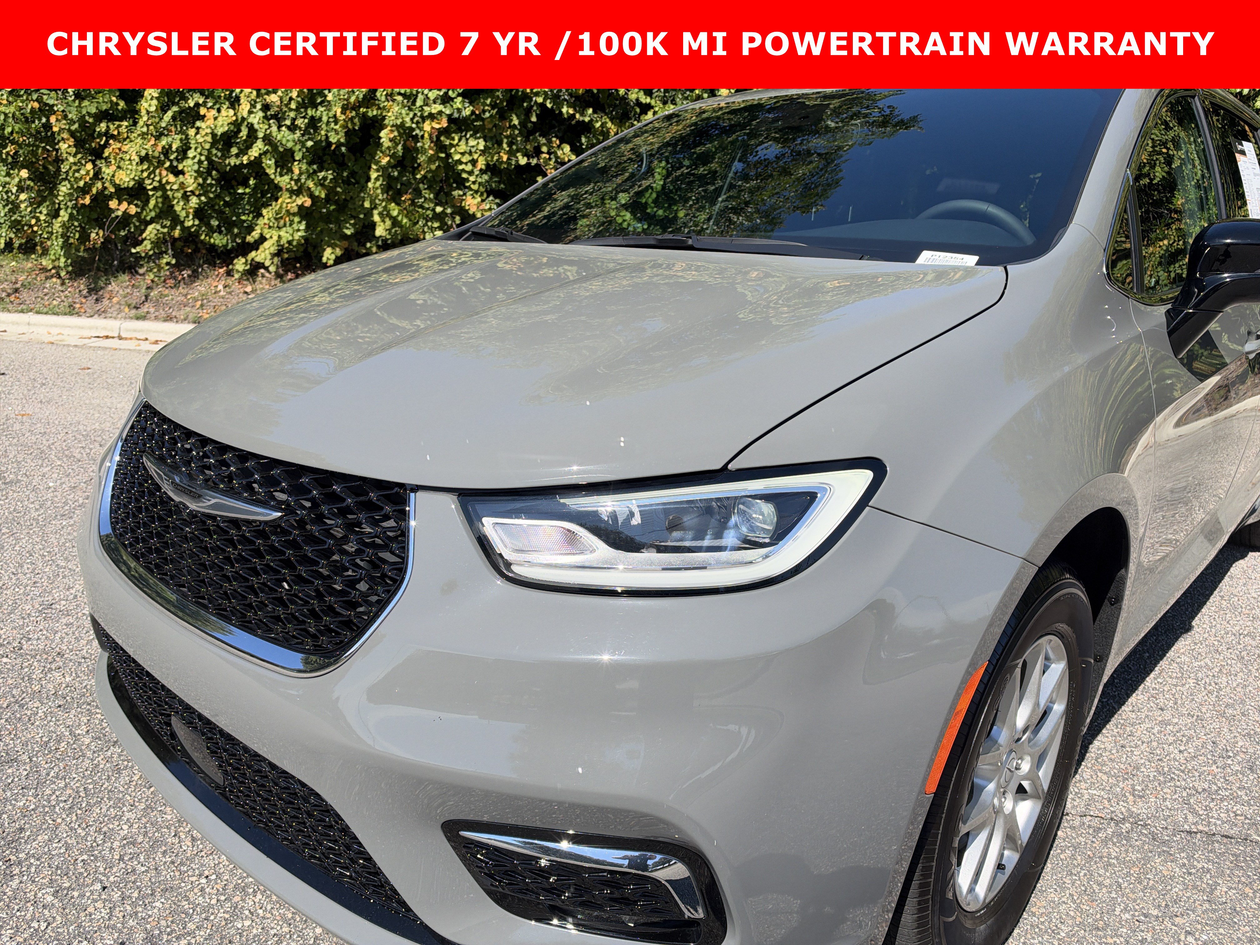 Used 2025 Chrysler Pacifica Select FWD image 5