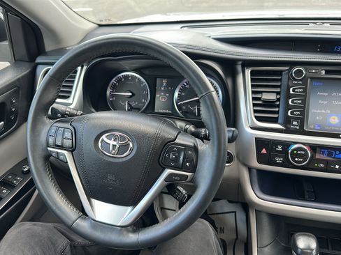 Used 2016 Toyota Highlander Limited w/ Driver Technology Package FWD image 16