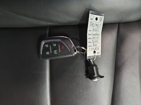 Used 2024 Cadillac XT4 Premium Luxury image 35