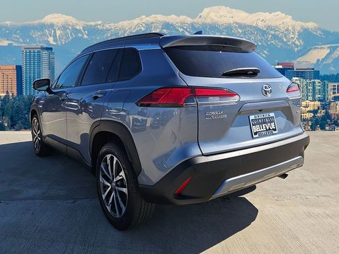 Used 2023 Toyota Corolla Cross XLE image 8