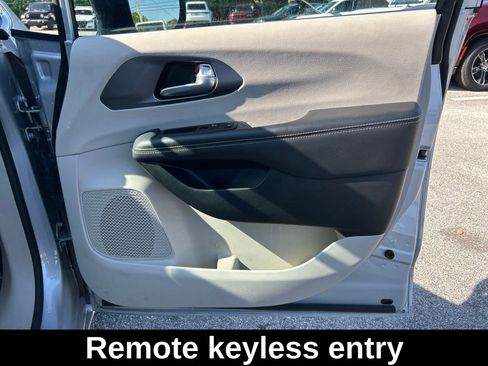 Used 2024 Chrysler Pacifica Touring-L FWD image 24