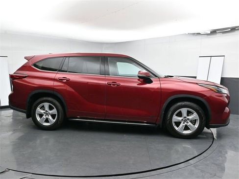 Used 2022 Toyota Highlander LE image 15
