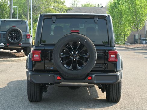 Used 2025 Jeep Wrangler Sahara image 14