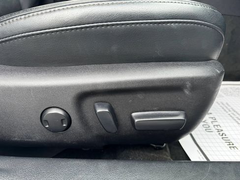 Used 2013 Toyota Avalon Limited w/ Technology Pkg FWD image 14
